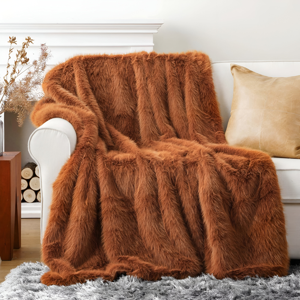 Kuscheldecke in Felloptik mit weicher Rückseite