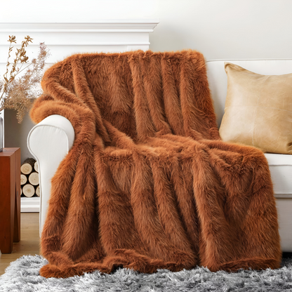 Kuscheldecke in Felloptik mit weicher Rückseite
