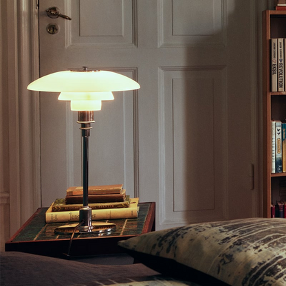 Dizajnerska stolna lampa sa staklenim sjenilom – Atmosferska svjetlost i minimalistička elegancija