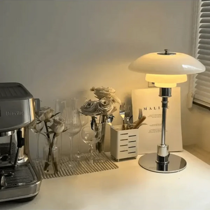 Dizajnerska stolna lampa sa staklenim sjenilom – Atmosferska svjetlost i minimalistička elegancija