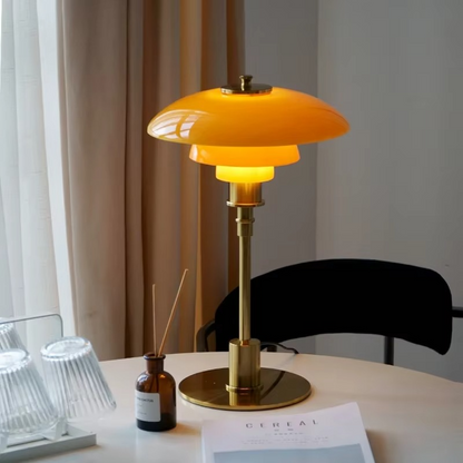 Dizajnerska stolna lampa sa staklenim sjenilom – Atmosferska svjetlost i minimalistička elegancija