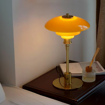 Dizajnerska stolna lampa sa staklenim sjenilom – Atmosferska svjetlost i minimalistička elegancija
