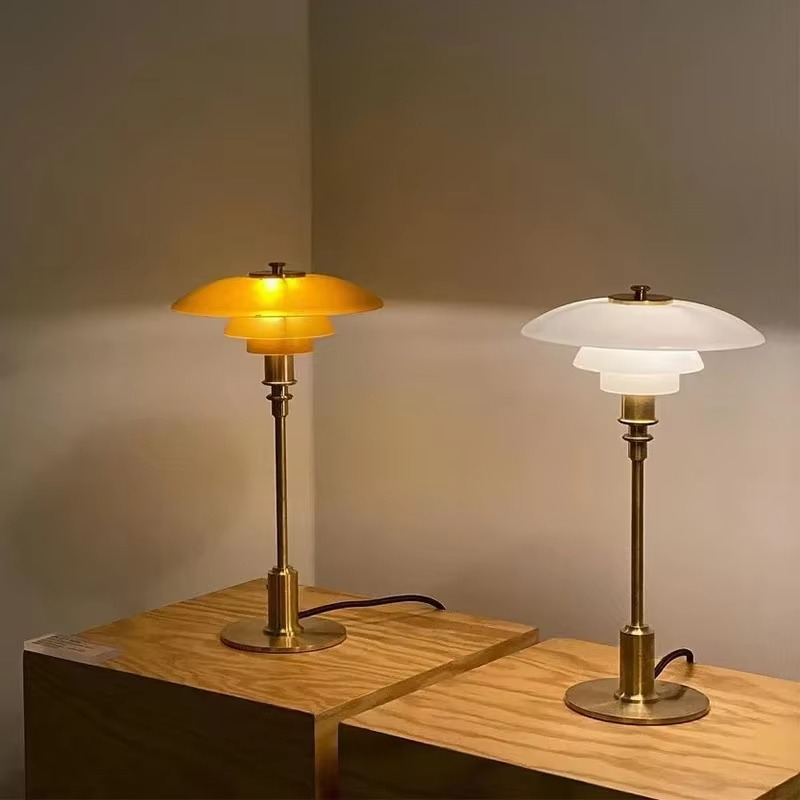 Dizajnerska stolna lampa sa staklenim sjenilom – Atmosferska svjetlost i minimalistička elegancija