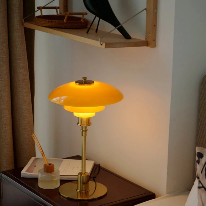 Dizajnerska stolna lampa sa staklenim sjenilom – Atmosferska svjetlost i minimalistička elegancija