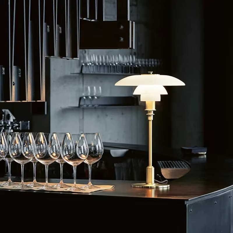 Dizajnerska stolna lampa sa staklenim sjenilom – Atmosferska svjetlost i minimalistička elegancija