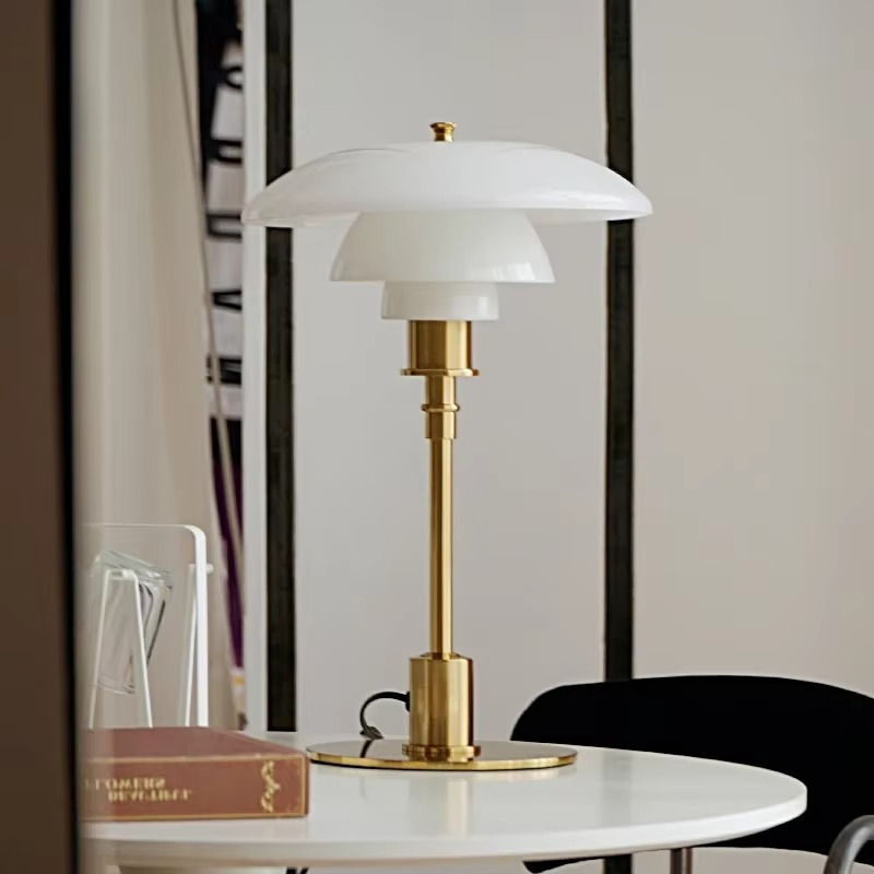 Dizajnerska stolna lampa sa staklenim sjenilom – Atmosferska svjetlost i minimalistička elegancija