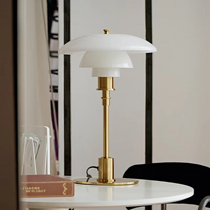Dizajnerska stolna lampa sa staklenim sjenilom – Atmosferska svjetlost i minimalistička elegancija