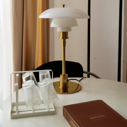 Dizajnerska stolna lampa sa staklenim sjenilom – Atmosferska svjetlost i minimalistička elegancija