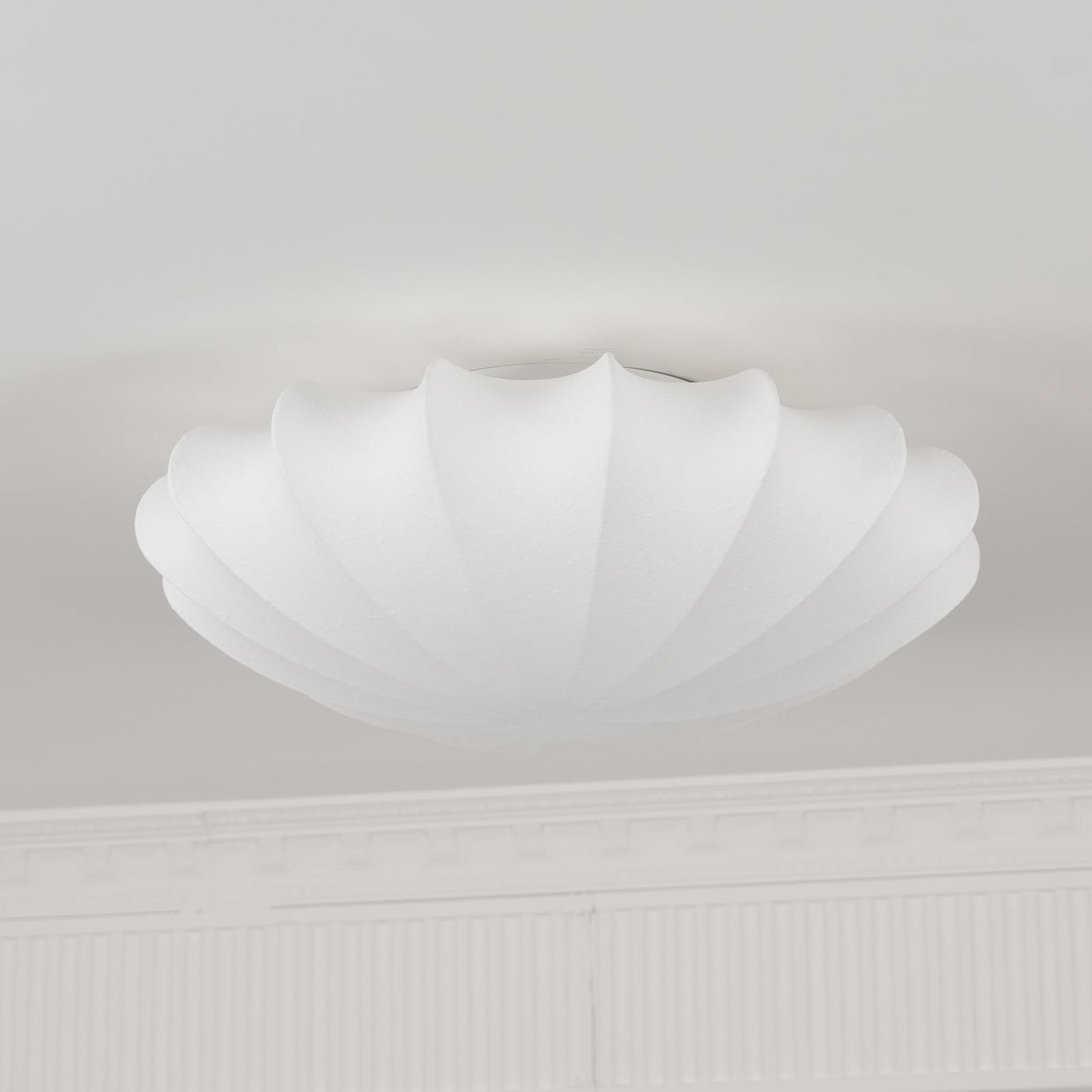 Stropna lampa u obliku školjke – Moderan i stilski dodatak za dom