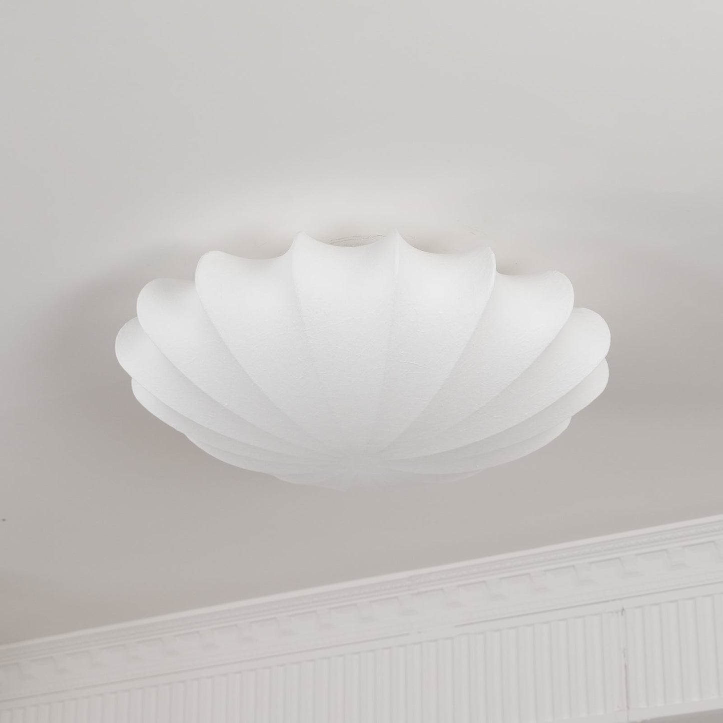 Stropna lampa u obliku školjke – Moderan i stilski dodatak za dom