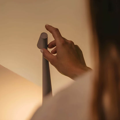 Nordic Elegance podna lampa – Stilska i prigušiva rasvjeta za moderan interijer