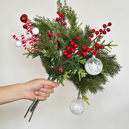Winterlicher Kunstblumenstrauß mit Beeren und Tannengrün