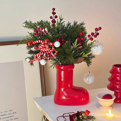 Winterlicher Kunstblumenstrauß mit Beeren und Tannengrün