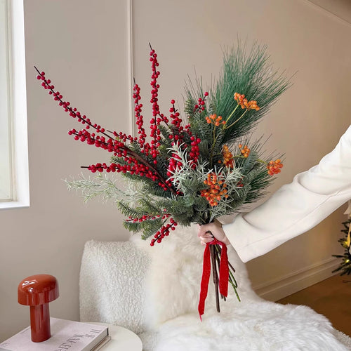 Winterlicher Kunstblumenstrauß mit Beeren und Tannengrün