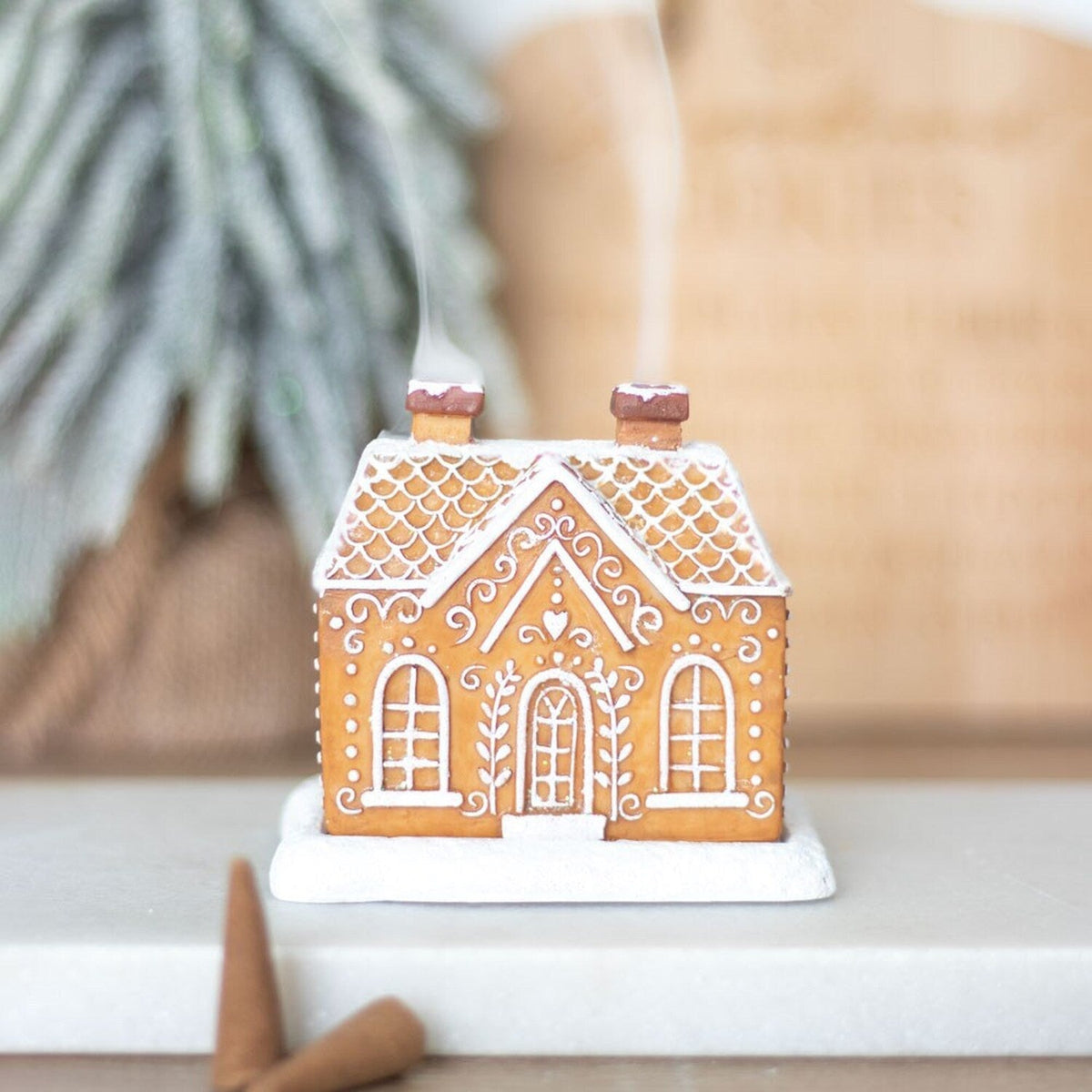 Dekoratives Lebkuchenhaus für Weihnachten