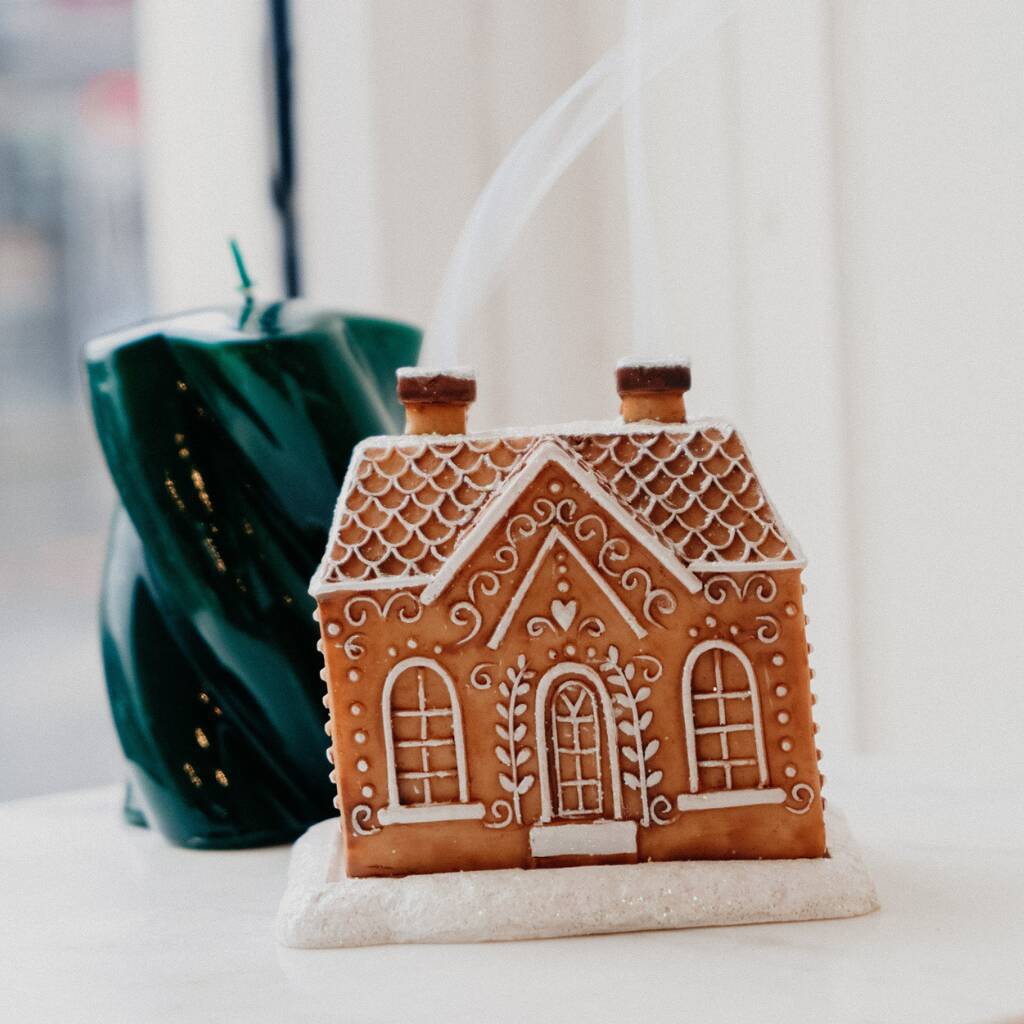 Dekoratives Lebkuchenhaus für Weihnachten