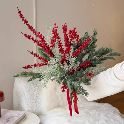 Winterlicher Kunstblumenstrauß mit Beeren und Tannengrün