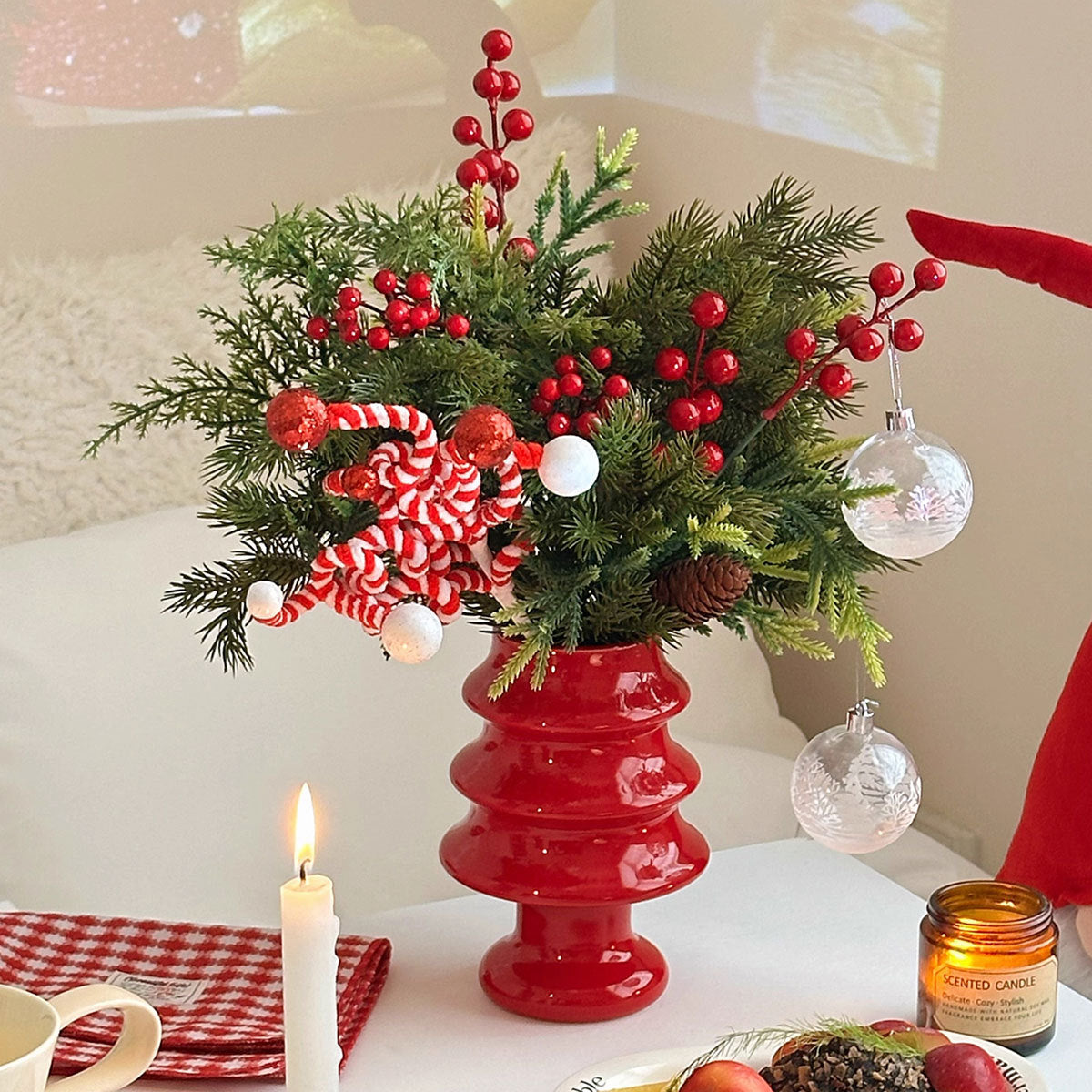Winterlicher Kunstblumenstrauß mit Beeren und Tannengrün