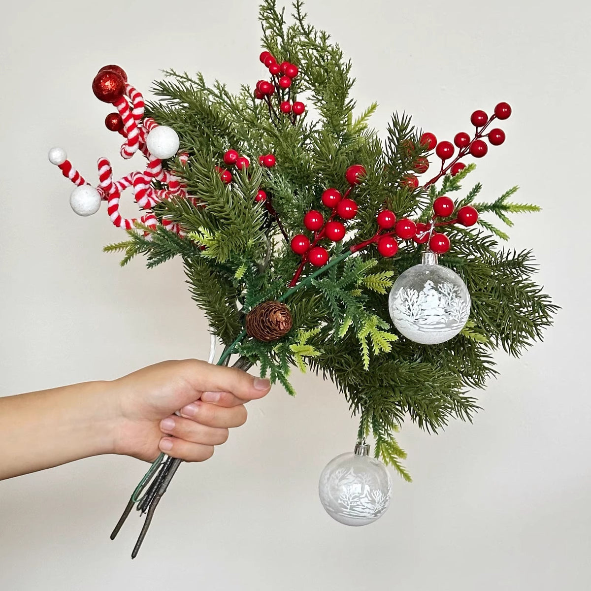 Winterlicher Kunstblumenstrauß mit Beeren und Tannengrün