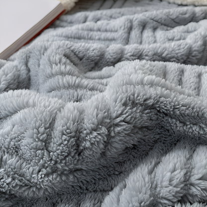 Wendbare Fleecedecke mit geometrischer Struktur und Plüschrückseite