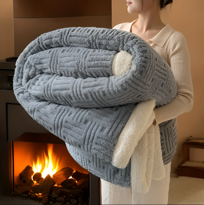 Wendbare Fleecedecke mit geometrischer Struktur und Plüschrückseite