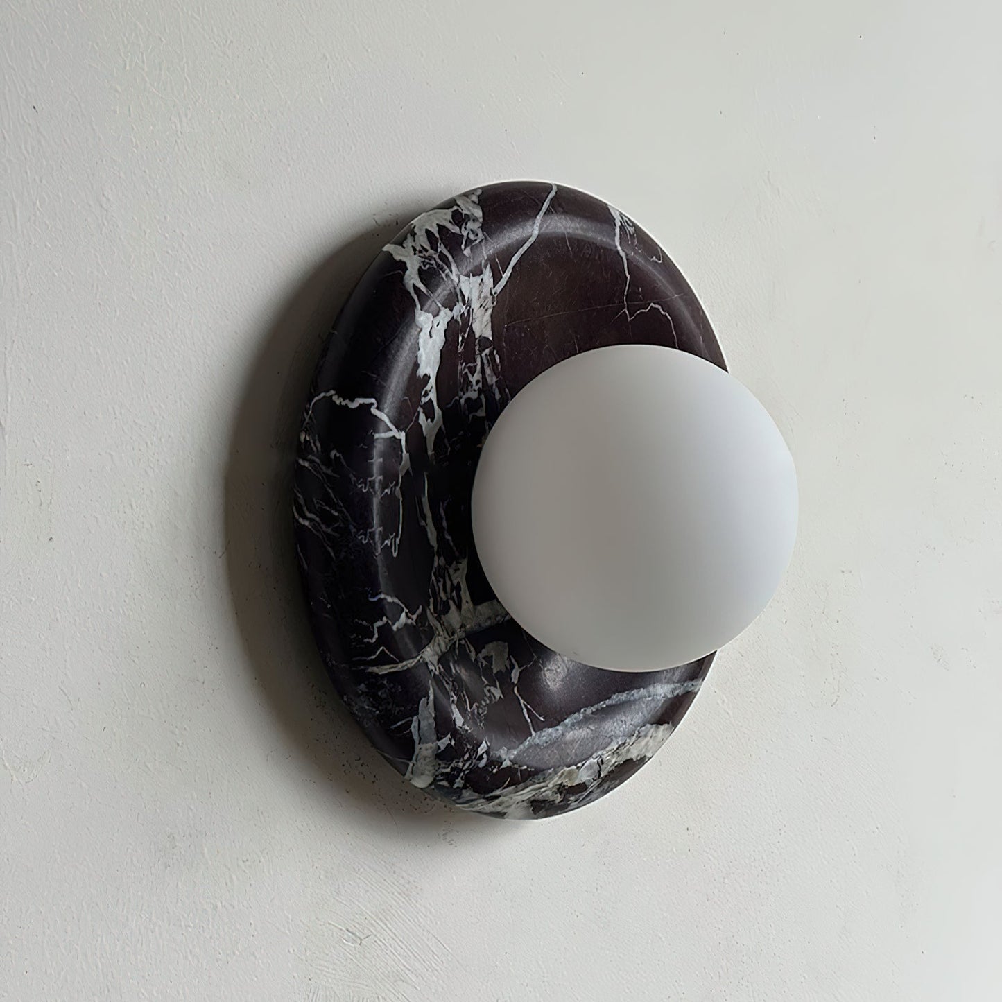 Aplique de pared redondo de mármol con pantalla de vidrio