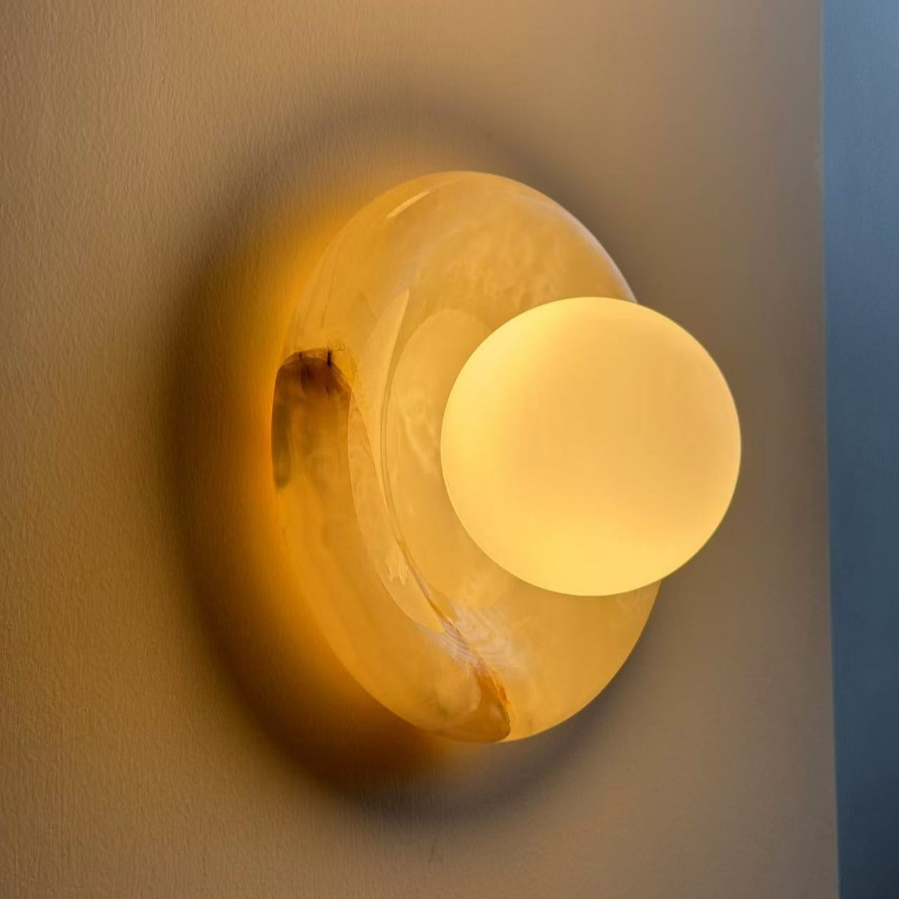 Aplique de pared redondo de mármol con pantalla de vidrio
