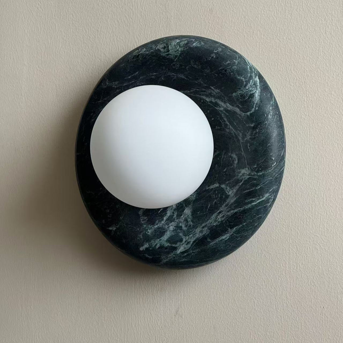 Aplique de pared redondo de mármol con pantalla de vidrio