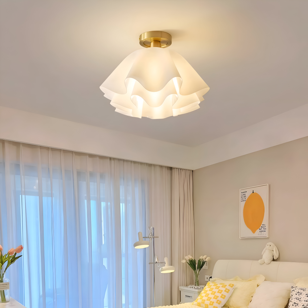 Florale Deckenlampe mit gewelltem Schirm und E27-Fassung