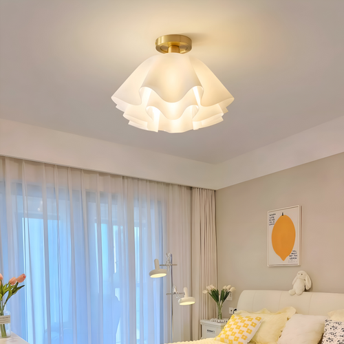Florale Deckenlampe mit gewelltem Schirm und E27-Fassung