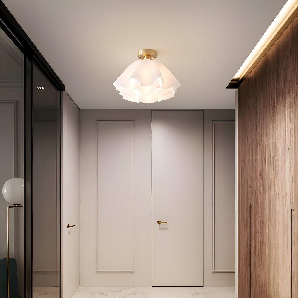 Florale Deckenlampe mit gewelltem Schirm und E27-Fassung