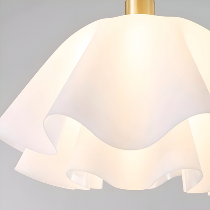 Florale Deckenlampe mit gewelltem Schirm und E27-Fassung