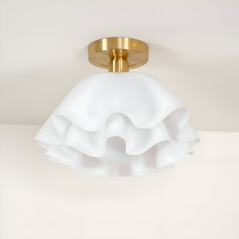 Florale Deckenlampe mit gewelltem Schirm und E27-Fassung