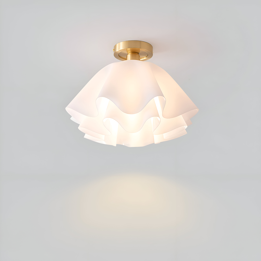Florale Deckenlampe mit gewelltem Schirm und E27-Fassung