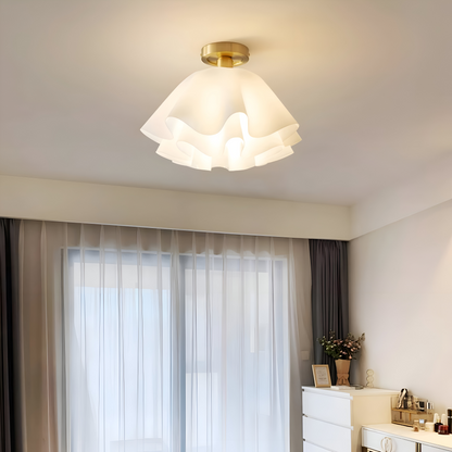 Florale Deckenlampe mit gewelltem Schirm und E27-Fassung