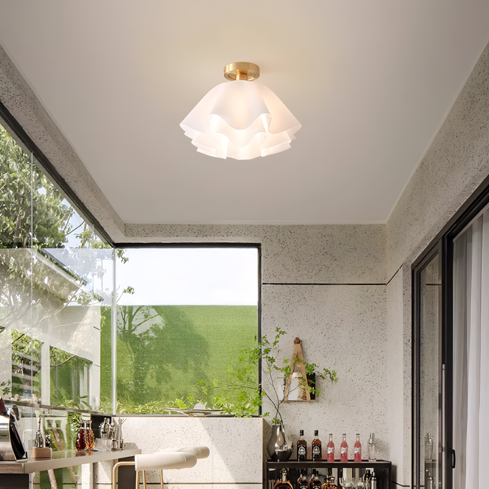 Florale Deckenlampe mit gewelltem Schirm und E27-Fassung