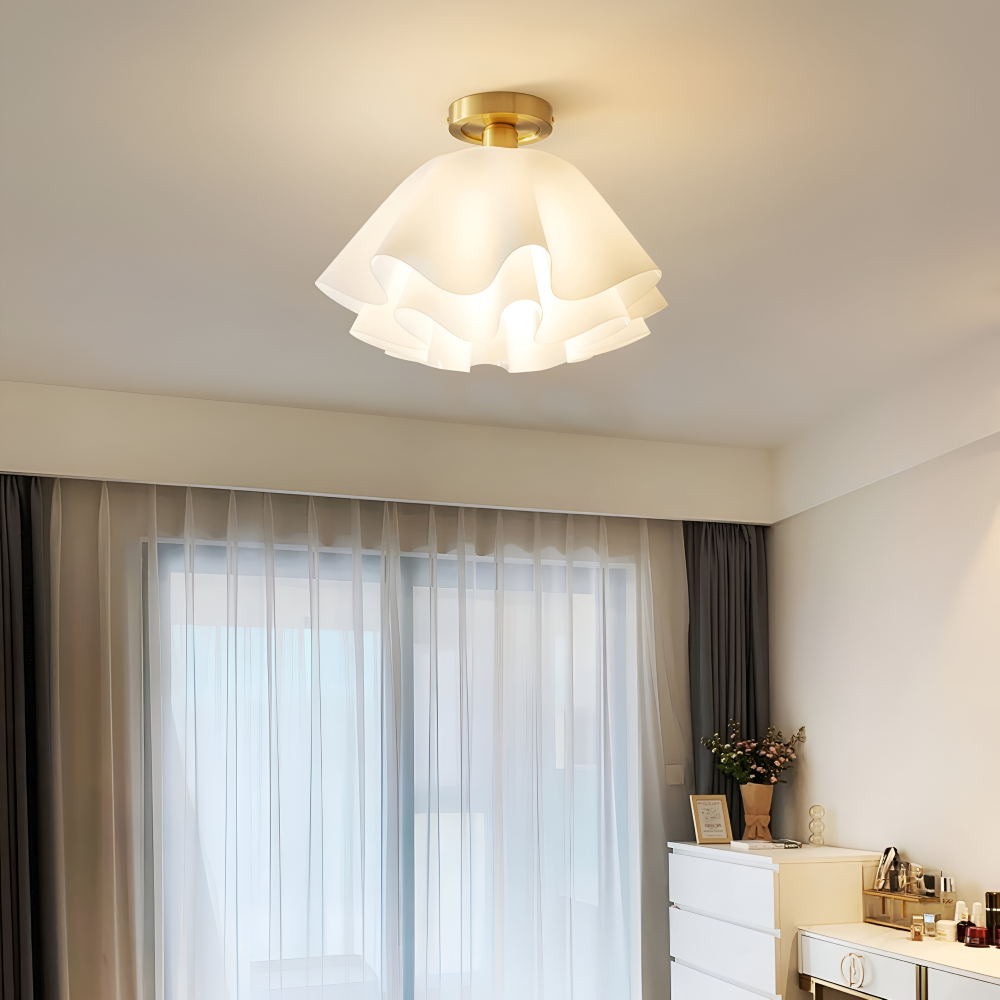Florale Deckenlampe mit gewelltem Schirm und E27-Fassung