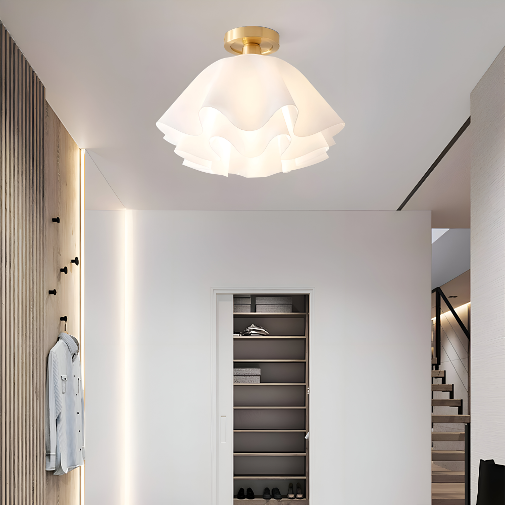 Florale Deckenlampe mit gewelltem Schirm und E27-Fassung
