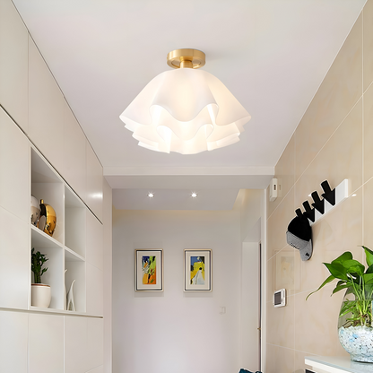 Florale Deckenlampe mit gewelltem Schirm und E27-Fassung
