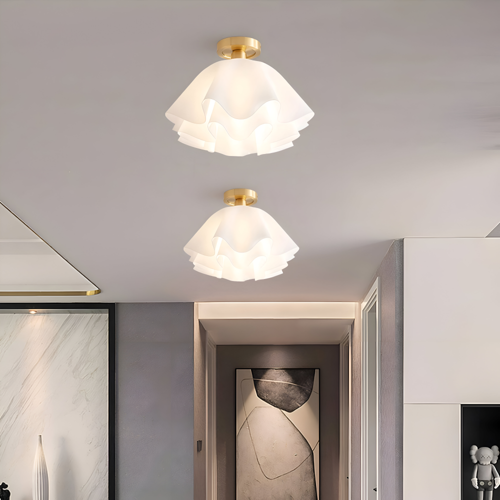 Florale Deckenlampe mit gewelltem Schirm und E27-Fassung