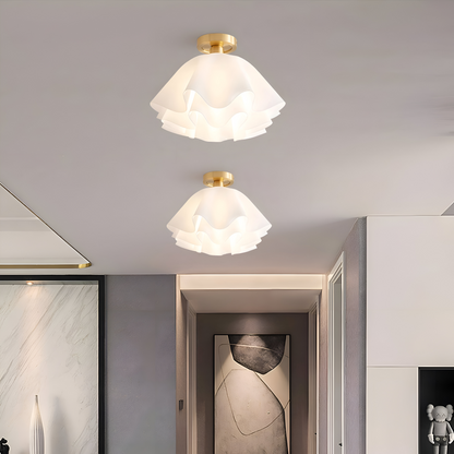 Florale Deckenlampe mit gewelltem Schirm und E27-Fassung