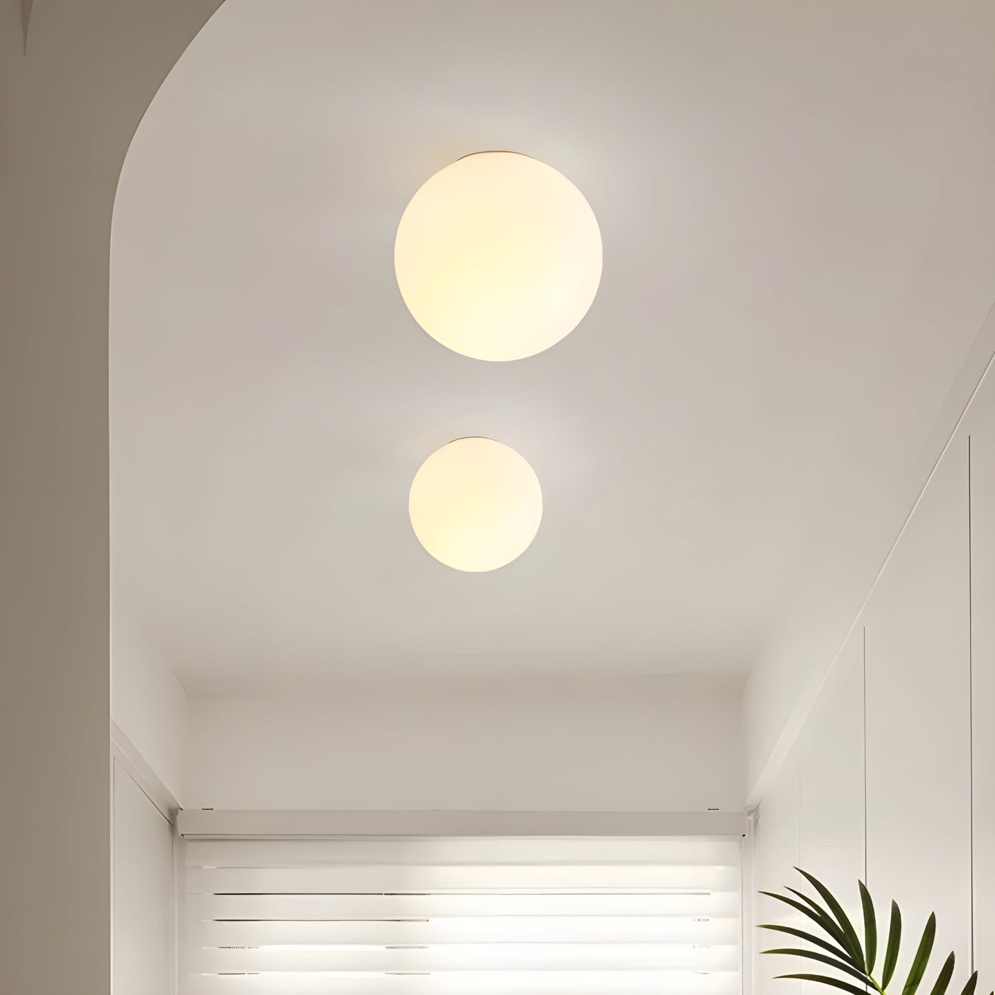 Runde Wandlampe mit mattem Glasschirm