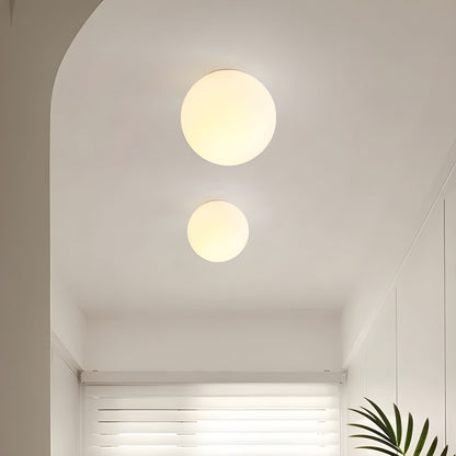 Runde Wandlampe mit mattem Glasschirm