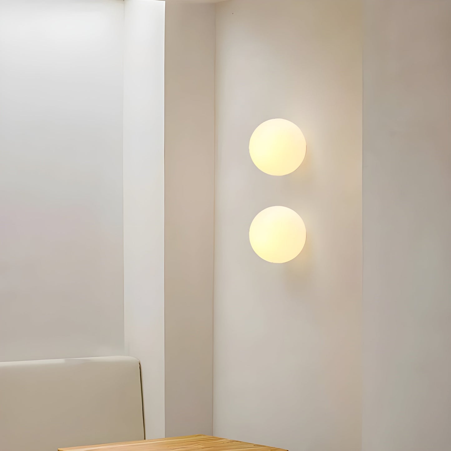 Runde Wandlampe mit mattem Glasschirm