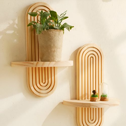 Geometrisches Wandregal aus Holz mit dekorativer Bogenstruktur