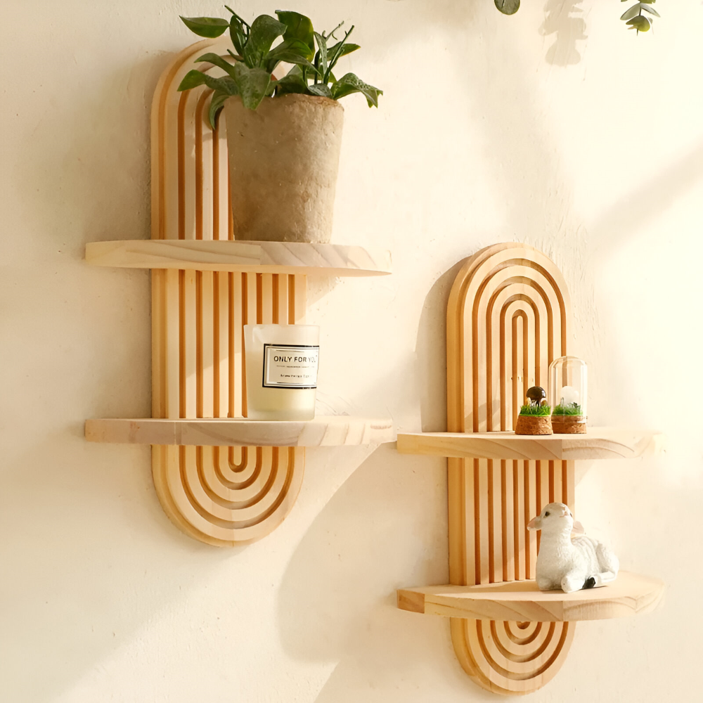 Geometrisches Wandregal aus Holz mit dekorativer Bogenstruktur