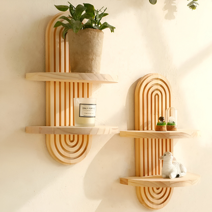 Geometrisches Wandregal aus Holz mit dekorativer Bogenstruktur