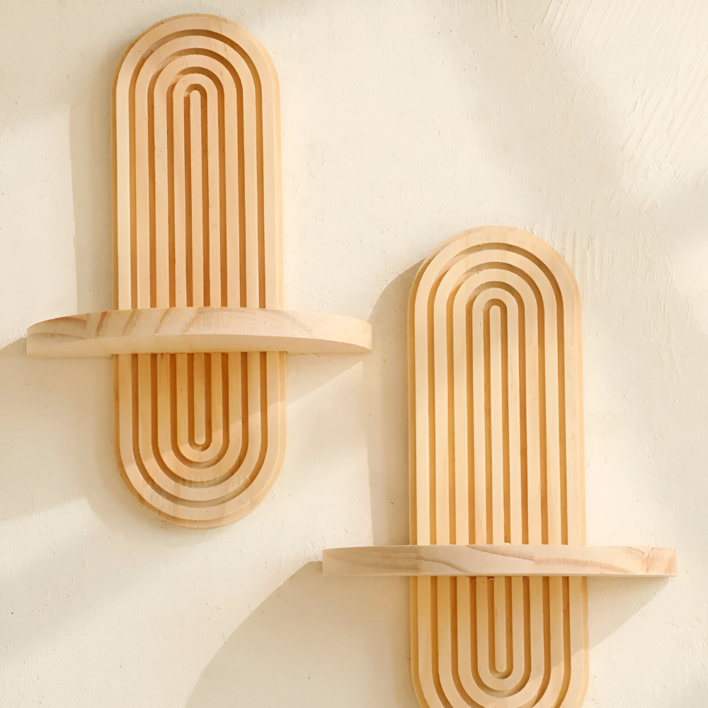 Geometrisches Wandregal aus Holz mit dekorativer Bogenstruktur