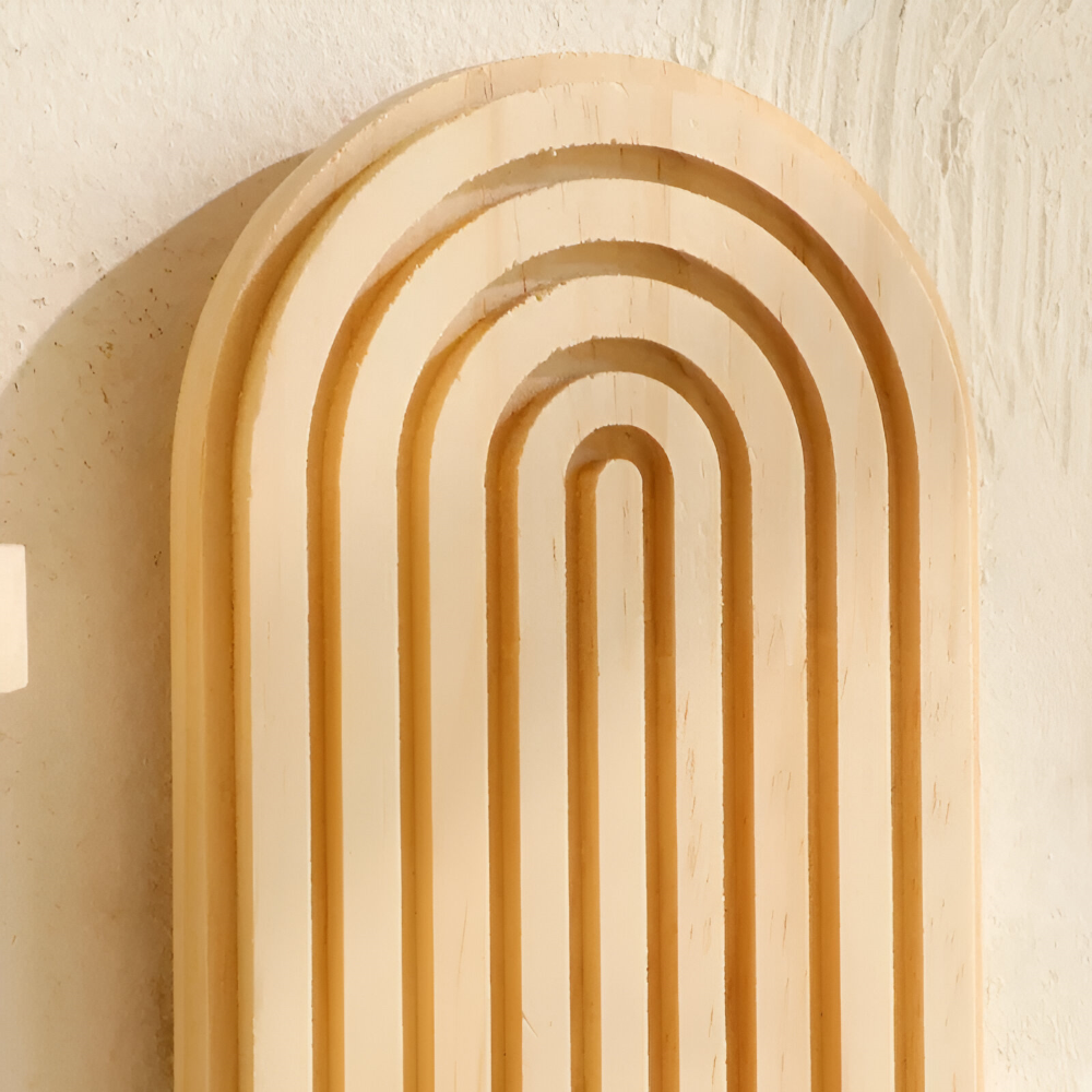 Geometrisches Wandregal aus Holz mit dekorativer Bogenstruktur
