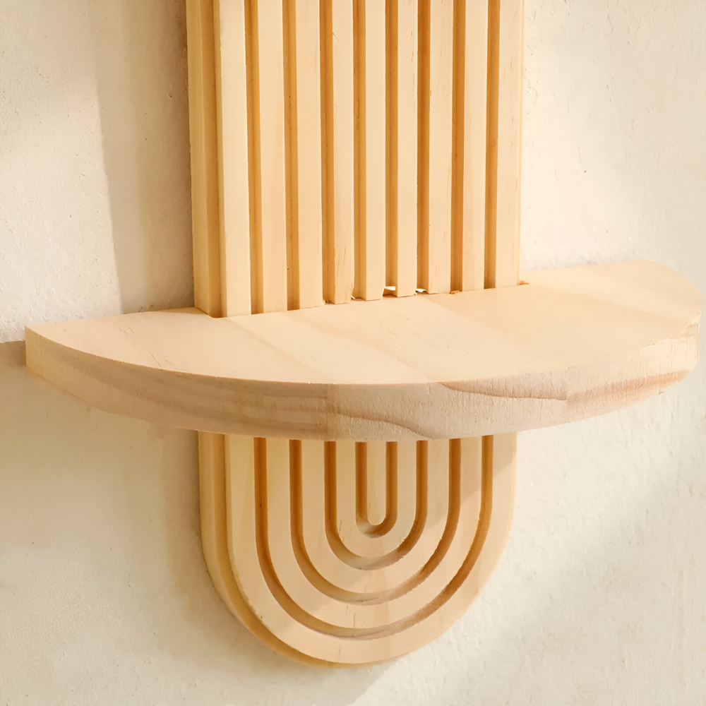 Geometrisches Wandregal aus Holz mit dekorativer Bogenstruktur